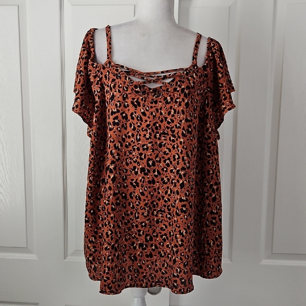 Torrid NWT Lace Up Cold-Shoulder Top